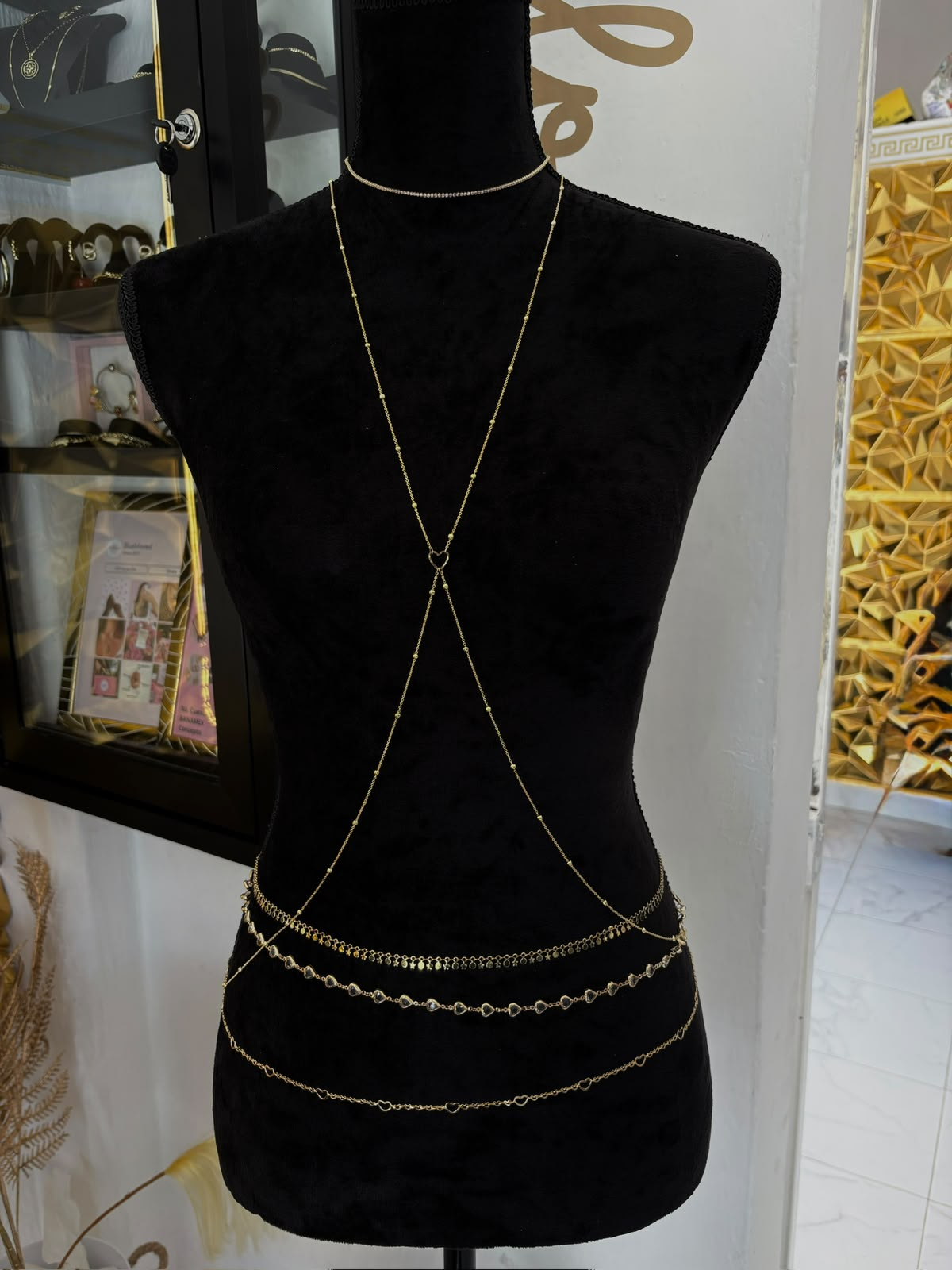 Body jewelry dorado Blushloved sobre maniquí negro