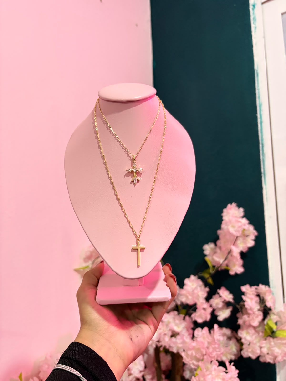 Collares dorados con dijes de cruz