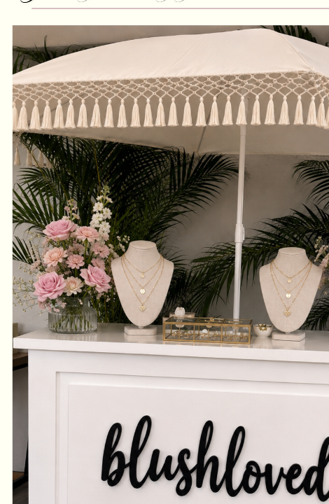 Jewelry Bar Blushloved con collares dorados y flores