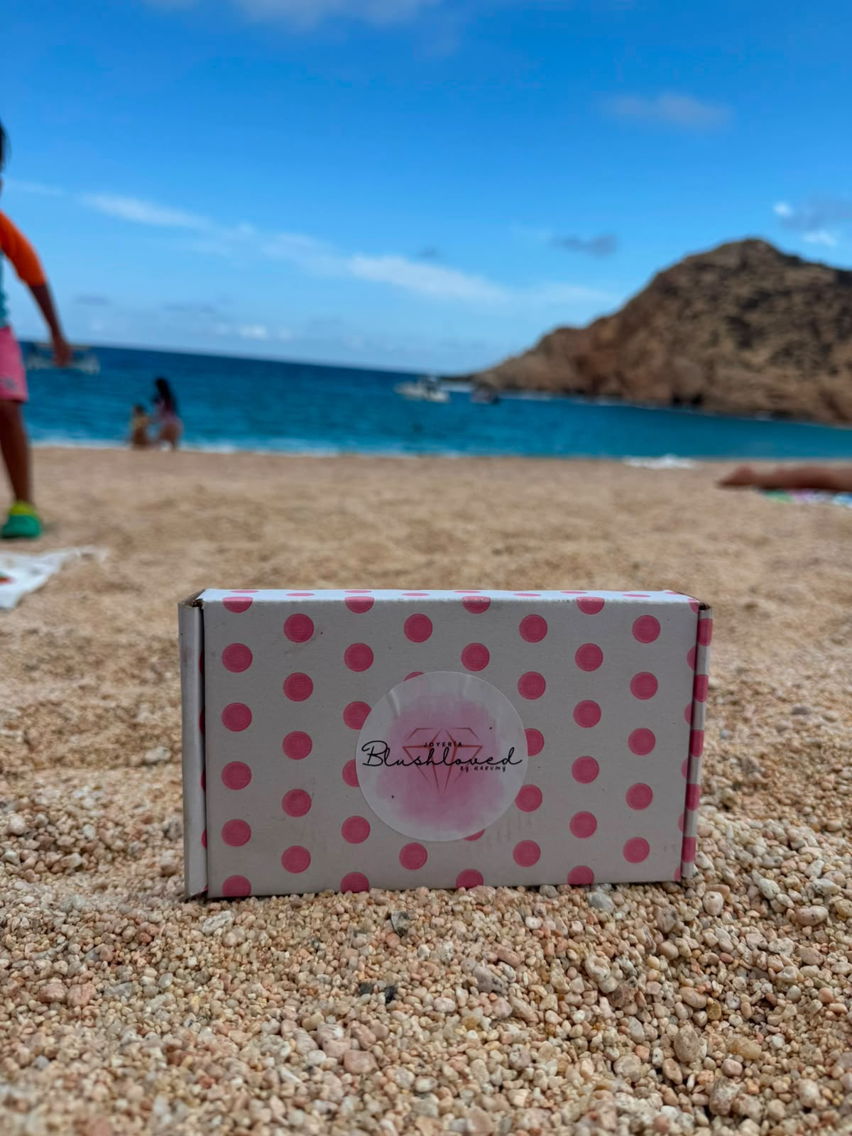Empaque Blushloved viajando por la playa